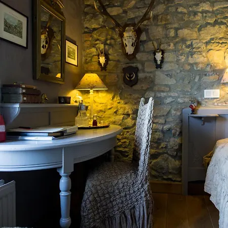 Au Bord De La Source Bed and Breakfast